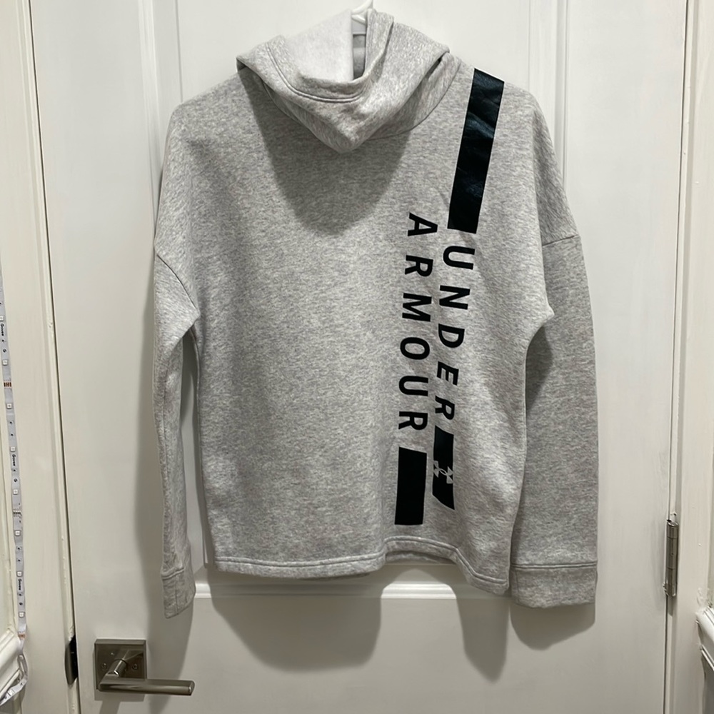 Under Armour Sweatshirt Hoodie, size XS, barely Used, excellent condition